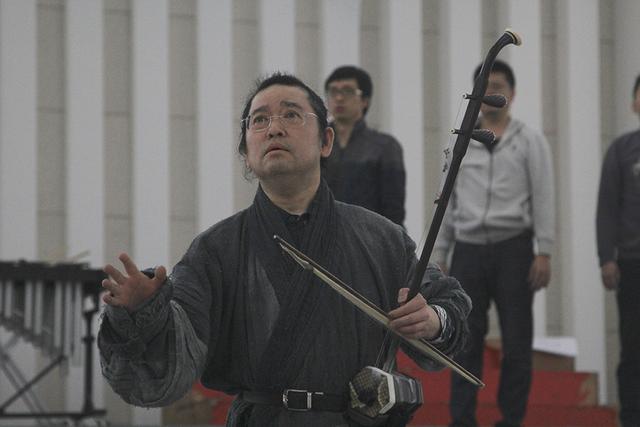 重庆市歌剧院院长,著名二胡演奏家刘光宇排练中