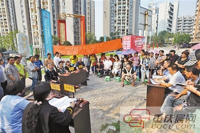 遗产纠纷扯了9年 街边法庭一小时帮他们解决