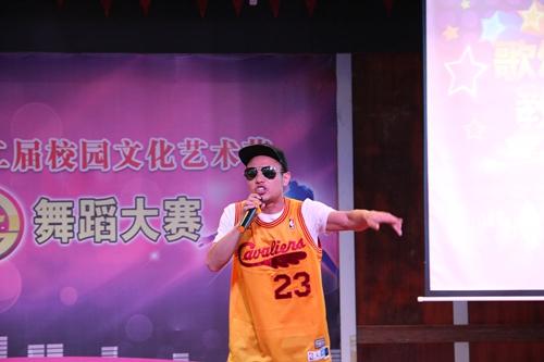 复旦中学教职工歌手大赛 载歌载舞活力无限