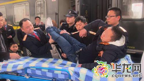 小伙列车上突发阑尾炎 火车紧急临停送其就医