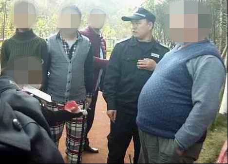 200斤大叔挂树上荡秋千 保安干涉险些被掀翻