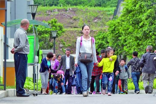 幼儿园搭简易矮床供娃儿午休 家长担心太潮湿