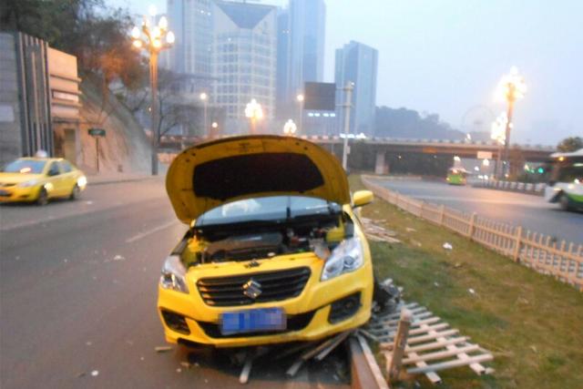 的哥开车拉客6小时 突然犯困睡着撞上护栏