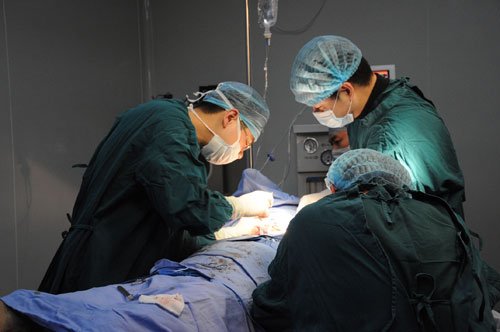 当代整形牙祖蒙 义助浴火新郎