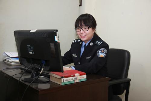 女警察耍呆卖萌被称“坡二姐” 想网上征婚_大渝网_腾讯网