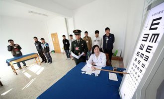 2013夏季征兵提前 近视手术需抓紧