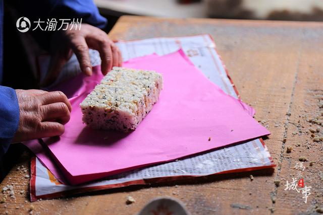 男子卖米花糖日入过万 一天要用50锅白糖