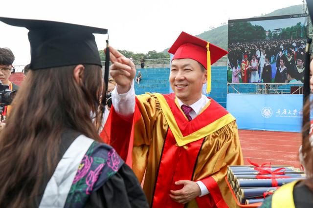 2、什么是重庆大学毕业证像： 重庆大学毕业证和学位证的校名