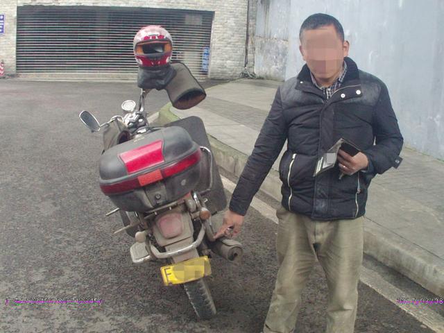 摩托车车尾挂上前车牌 驾驶员实习期内被记12分