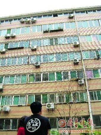 自幼父母离异 14岁女孩手拿日记从七楼坠下_大