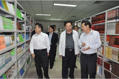 市教委领导莅临两江中学视察创重工作