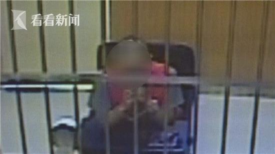 学弟借宿学长家被下药猥亵 学长:我们以前是情侣