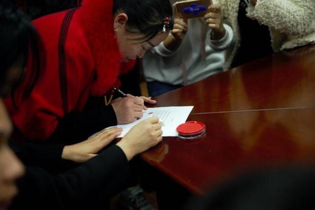 重庆18人合买双色球中了1110万 现场直播奉献