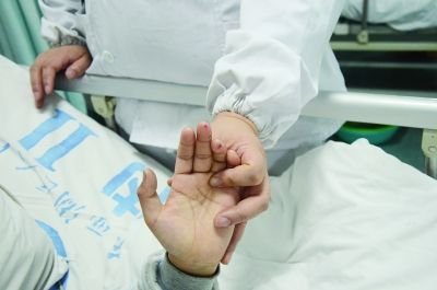 8岁男孩掉窨井里呆一夜获救