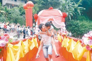 爱情天梯女主人:游客们 别再摘我的玫瑰(图)