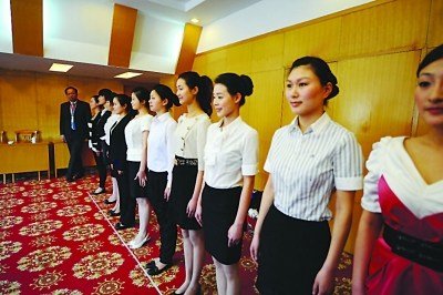 航空公司招空姐空少美女云集 男生不能太 娘