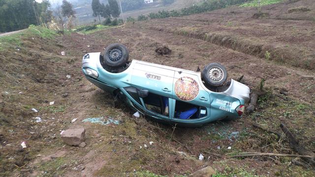 夫妻着急回家看电视 催出租车司机开快点致翻车_大渝网_腾讯网