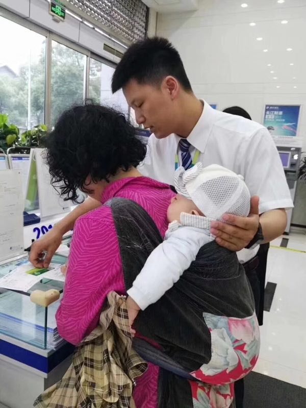 一只手暖红了朋友圈 “护头哥”获大学教师写诗盛赞