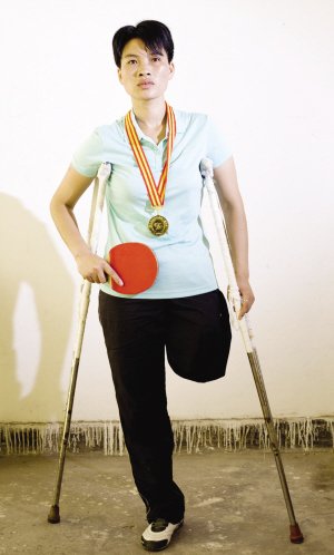 单腿对双腿+残疾妈妈乒乓球比赛拼下金牌(图)