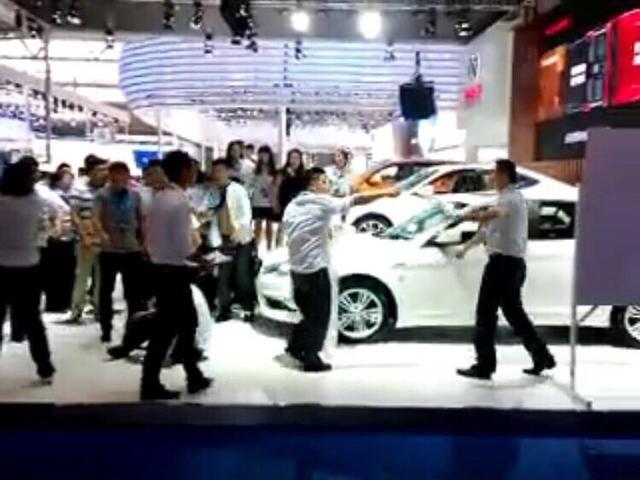 同一品牌两个销售团队抢单 重庆车展上演“全武行”