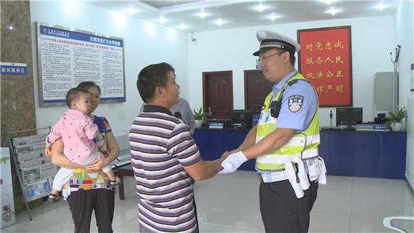 警方护送两岁高烧昏厥幼儿 与死神赛跑6分钟送达