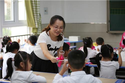 两江小学开学节 学生玩游戏学知识