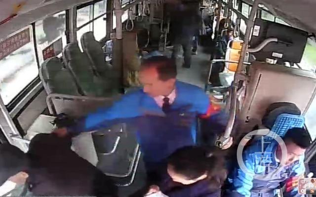 老人公交车上不停流鼻涕 驾驶员的举动感动了