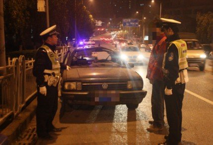 男子开 敞篷 桑塔纳上路 玻璃全碎驾驶室变形高清图片