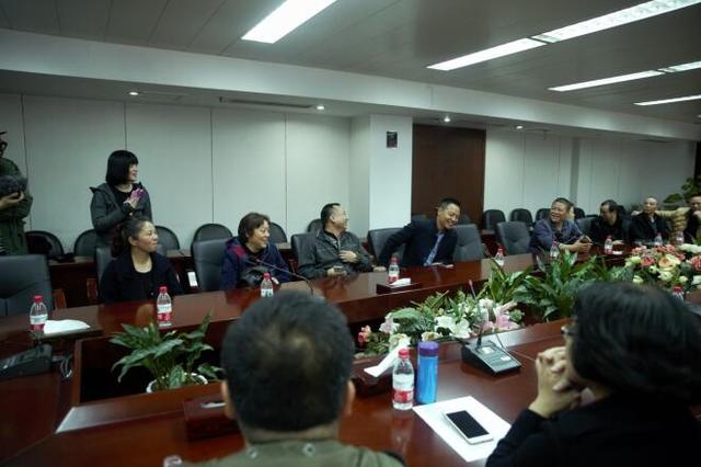 重庆18人合买双色球中了1110万 现场直播奉献