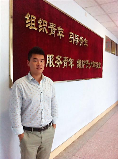 为考事业单位 他反复看书、做题直到把书翻烂