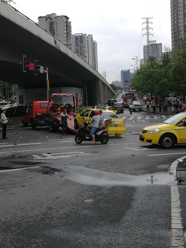 ƣ���ʻ����4������ײ ˯�ż�����ʧ30����