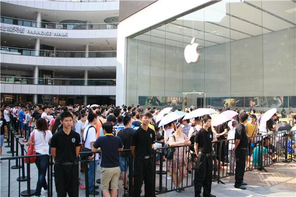 重庆首家苹果直营店开业 果粉排队19小时