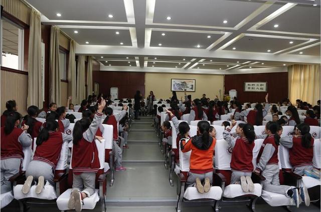 青翼助飞走进39中:初一老师胸部v老师以为是肥女生女生岁12图片