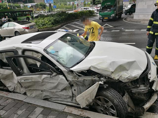 ƣ���ʻ����4������ײ ˯�ż�����ʧ30����