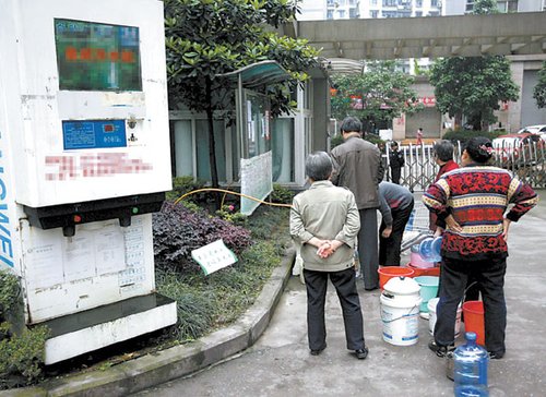 江北某小区内设置的自动售水机已投入使用多年