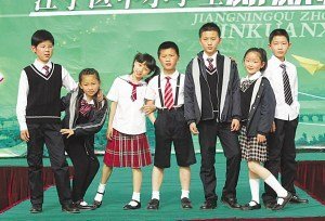 南京8万学生校服“被统一” 最贵一套325元