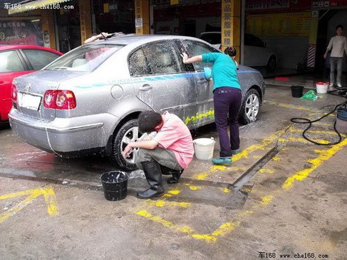 在洗车店清洁汽车污渍有三个注意事项_用车-装