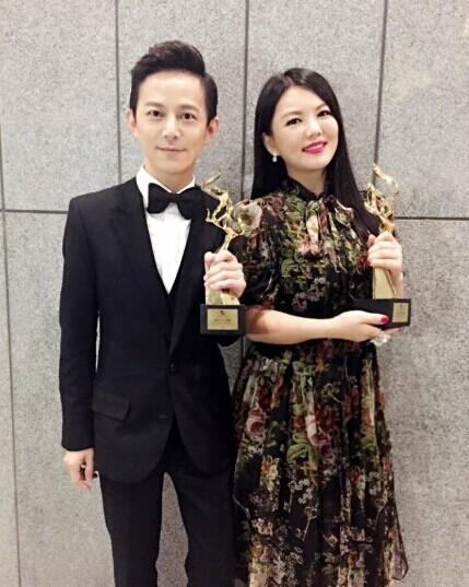 何炅晒与李湘合照 获最受大学生欢迎电视男主