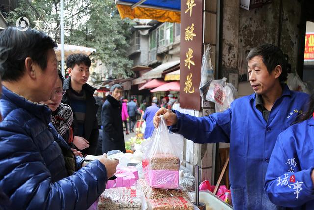 男子卖米花糖日入过万 一天要用50锅白糖