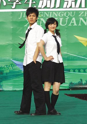 南京8万学生校服“被统一” 最贵一套325元