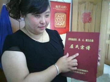 重庆籍女老板自称屈原72代子孙 成都叫卖粽子