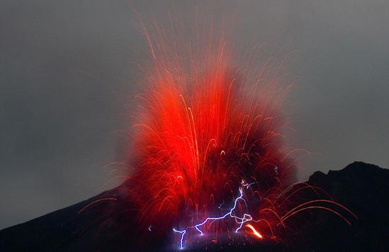 日本樱岛火山喷发 火山灰喷射高度逾4000米(图