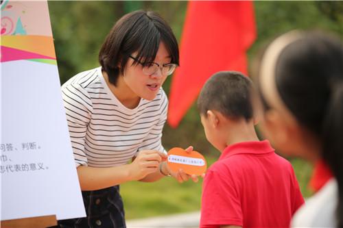 两江小学开学节 学生玩游戏学知识