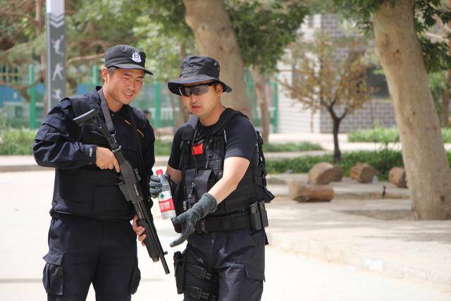 “80后”万州特警冲进毒屋 赤手空拳勇擒嫌犯