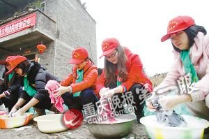 大学生村官进农家陪孤寡老人过年 爱心驱走孤