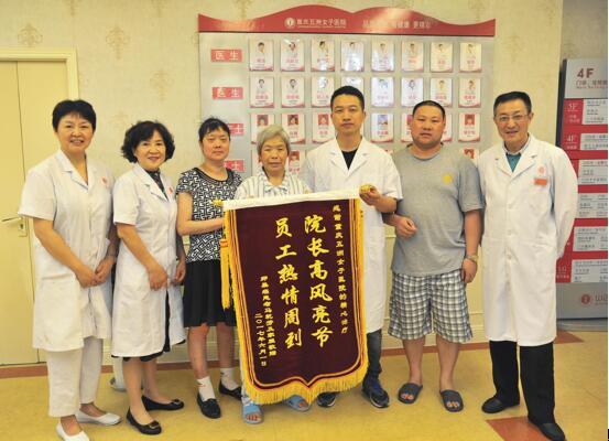 重庆励志姐:携手母亲与病魔抗争