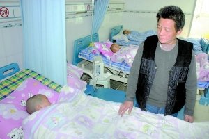 女儿<em>头上长</em>虱子 单亲老爸<em>抹</em>农药毒翻一家四口
