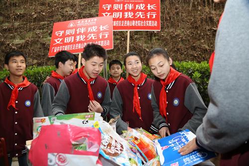 广益学子敬老院献爱心 学生与96岁老人合唱毕