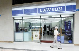 日本连锁巨头24小时便利店开业 凌晨过后顾客