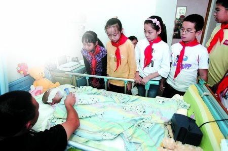 6名小学生代表病床旁呼唤雅琳妹妹快醒来